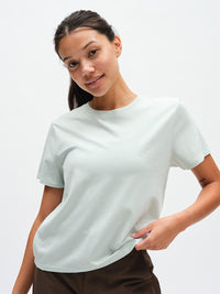 Everyday Shortsleeve in Mint Dust – side three-quarter close-up