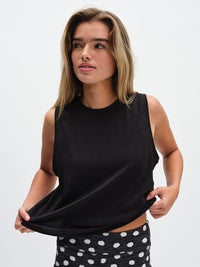 ThinkFast Mesh Muscle Tank in Black – front close-up showing mesh hem