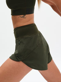 Hudson 2.5" Short in Forest – side close-up of split hem and zip pocket