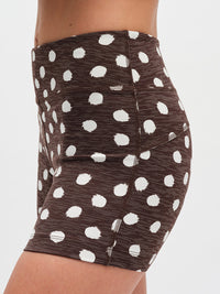 TechSweat 3.5" Short in Dark Bay Polka Dot – side close-up of high-rise waistband