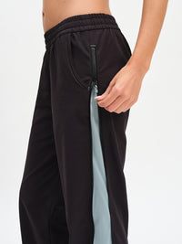 RecTrek Zip Pant in Black Multi – close-up of zip pocket at hip