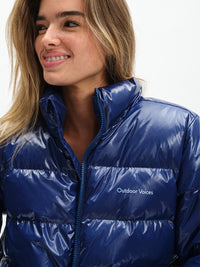 Gloss Puffer in Moonlight – front close-up of collar and logo